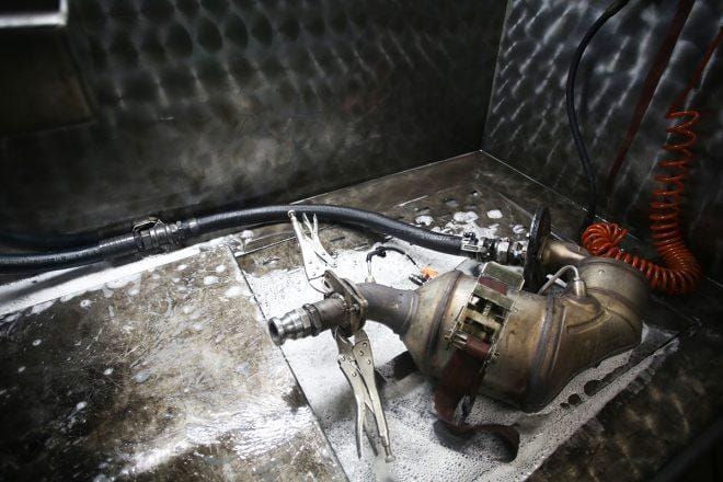 DPF filtro valymas naudojant cheminį tirpalą ir vandens srautą