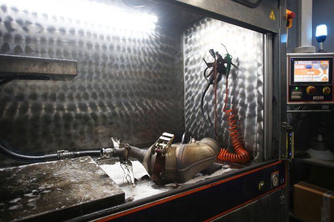 DPF filtras prijungtas prie specializuotos plovimo įrangos